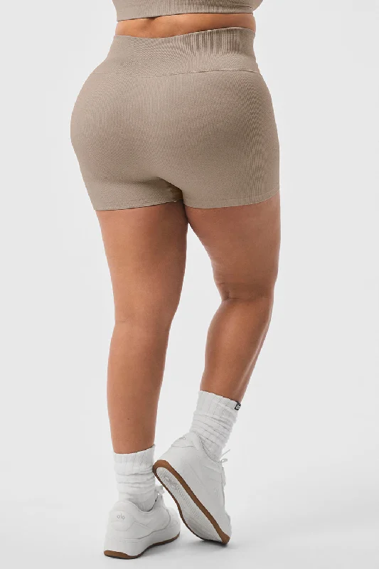 w6400r-3-seamless-ribbed-shimmer-short-gravel