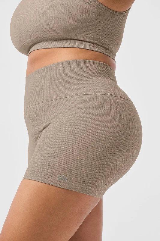 w6400r-3-seamless-ribbed-shimmer-short-gravel